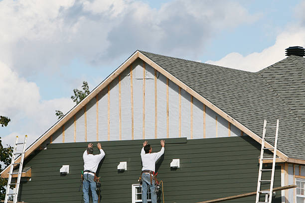 Professional Siding technician working in Farmingdale, NJ